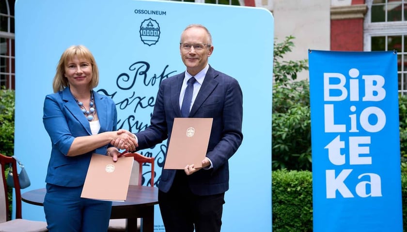 Podpisanie umowy między Zakładem Narodowym im. Ossolińskich i Miejską Biblioteką Publiczną we Wrocławiu. Na zdjęciu dyrektor MBP Anna Janus i dyrektor Ossolineum Łukasz Kamiński.