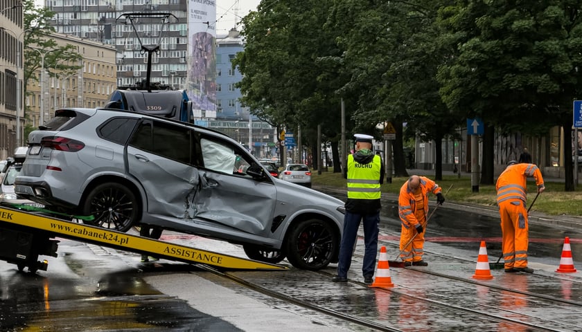 Usuwanie auta uszkodzonego wskutek kolizji z tramwajem na skrzyżowaniu ulic Piłsudskiego i Zielińskiego, 3 czerwca 2026 r.