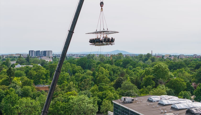 St&oacute;ł zawieszony na dźwigu w sąsiedztwie Hali Stulecia. Widok z drona. Wrocław, 04.06.2026