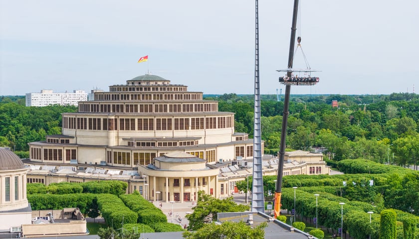 St&oacute;ł zawieszony na dźwigu w sąsiedztwie Hali Stulecia. Widok z drona. Wrocław, 04.06.2026