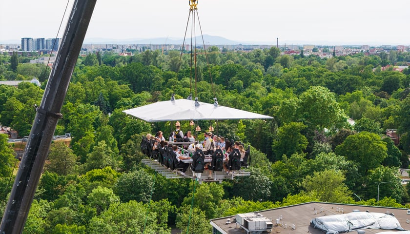 St&oacute;ł zawieszony na dźwigu w sąsiedztwie Hali Stulecia. Widok z drona. Wrocław, 04.06.2026