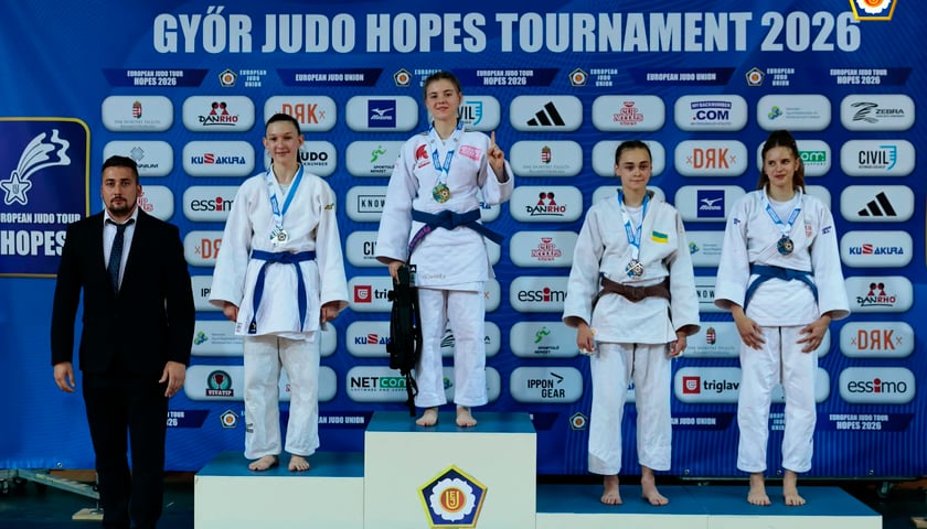Na zdjęciu, w czasie zawodów Pucharu Europy w Gyor na Węgrzech, na najwyższym podium ze złotym medalem - Oliwia Skowrońska z Pretorian Judo Team Wrocław. 