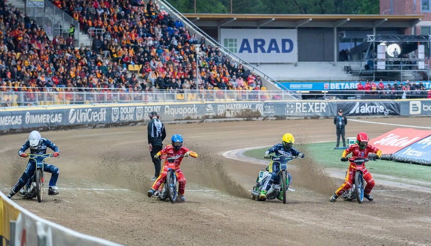 Na zdjęciu start jednego z wyścigów w czasie ostatniego meczu (17 maja) na stadionie Olimpijskim, w którym Betard Sparta pokonała aktualnego mistrza Polski drużynę KS Toruń.   