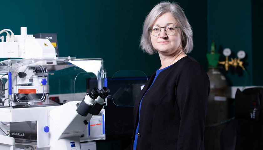 prof. Julita Kulbacka z Katedry i Zakładu Biologii Molekularnej i Komórkowej Wydziału Farmaceutycznego UMW