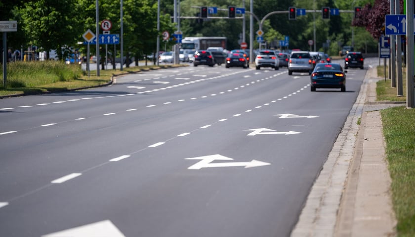Aleja Karkonoska z nową nawierzchnią. ZDiUM zakończył remont odcinka od ulicy Zwycięskiej do Mostu Partynickiego
