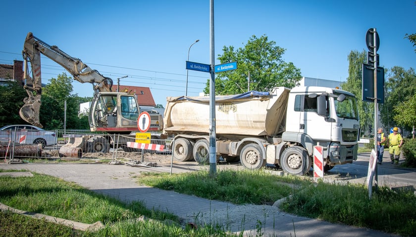 Koparka i wywrotka przy wykopie na ul. Kwidzyńskiej - prace przy modernizacji i rozbudowie sieci wodno-kanalizacyjnej na Kowalach.