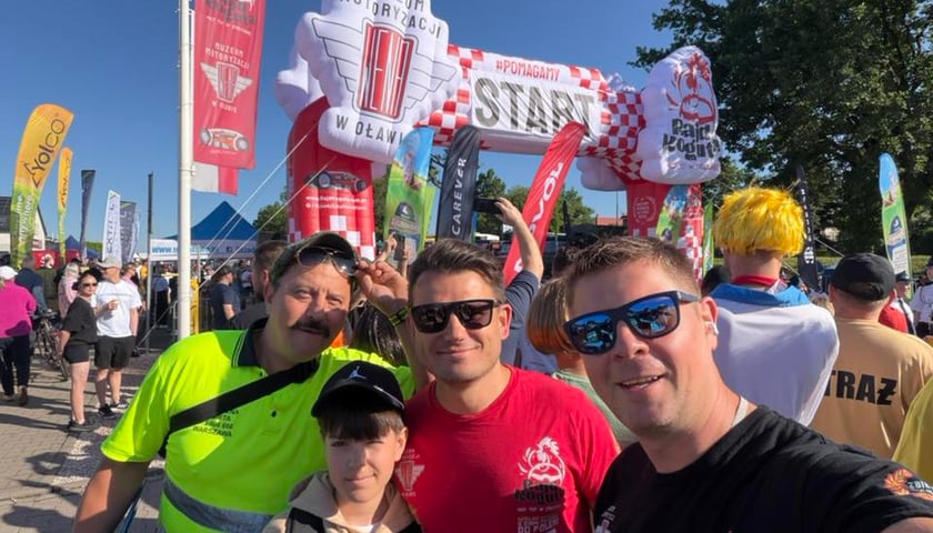 Ekipa z wyprawy "Z Ziemi Tajskiej do Polski" na starcie tegorocznej edycji Rajdu Koguta
