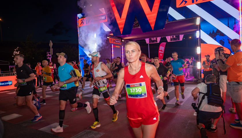 Grupa biegaczy podczas ubiegłorocznego Nocnego Wrocław Półmaratonu