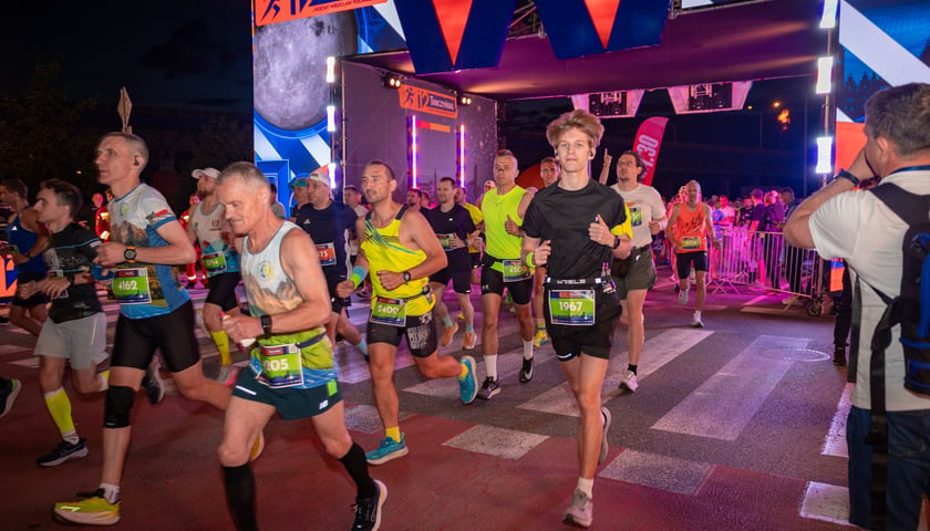 Grupa zawodników podczas 12. Tarczyński Nocnego Wrocław Półmaratonu