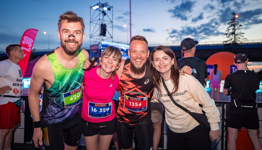 Grupa uczestników Tarczyński Nocnego Wrocław Półmaratonu