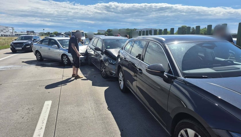 Kilka uszkodzonych samochodów po kolizji stoi na jezdni autostrady A4, 7 czerwca 2026 r.