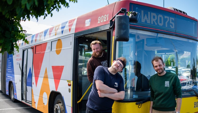 Trójka mężczyzn przy autobusie WRO75 (7 czerwca 2026)