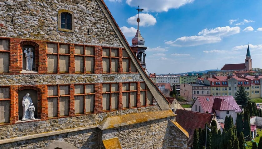 Panorama Sobótki. Na zdjęciu widać zabudowę miasteczka z lotu ptaka