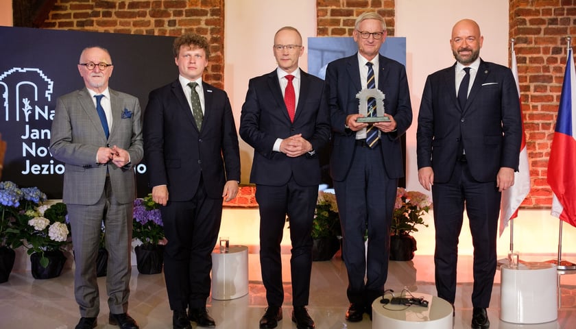 Carl Bildt laureat tegorocznej Nagrody Jana Nowaka-Jeziorańskiego pozuje ze statuetką na grupowym zdjęciu, obok. m.in. prezydenta Wrocławia Jacka Sutryka