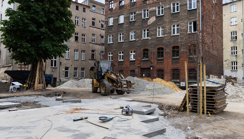 Obecnie realizowany jest II etap remontu Podwórka im. Wszystkich Mieszkańców na Przedmieściu Oławskim.
