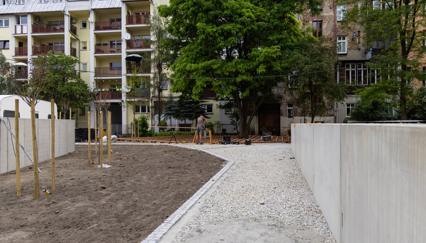 Obecnie realizowany jest II etap remontu Podwórka im. Wszystkich Mieszkańców na Przedmieściu Oławskim.