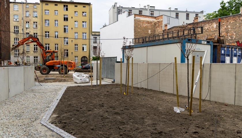 Obecnie realizowany jest II etap remontu Podwórka im. Wszystkich Mieszkańców na Przedmieściu Oławskim.