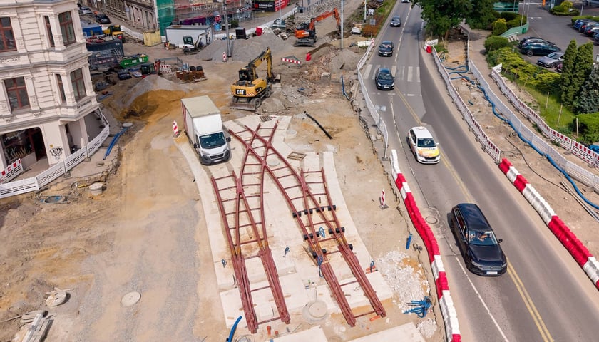 Budowa węzła Drobnera-Dubois - jest już kawałek torów, a za miesiąc będzie asfalt na nowych jezdniach 