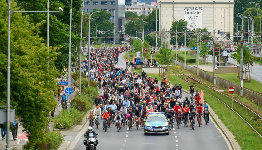 Rowerzyści jadący w peletonie przez Wrocław. Wrocławskie Święto Rowerzysty. Zdjęcie archiwalne z 8 czerwca 2025.
