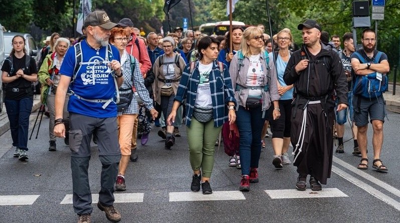 Pielgrzymi z Wrocławia w drodze na Jasną Górę. Zdjęcie archiwalne. Na zdjęciu widać grupę osób w różnym wieku idące ulicą