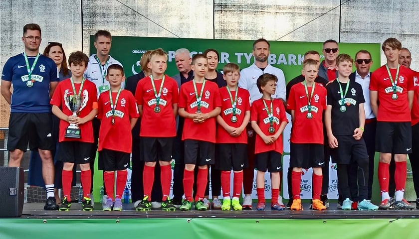 Drużyna Szkoły Podstawowej nr 6 we Wrocławiu po zakończeniu XXVI Turnieju „Z Podwórka na Stadion o Puchar Tymbarku”.