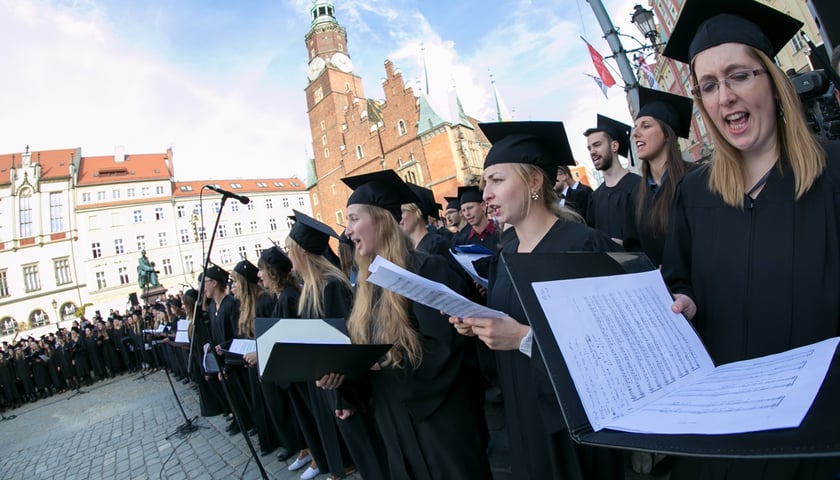 „Gaudeamus igitur” na wrocławskim Rynku [WIDEO]