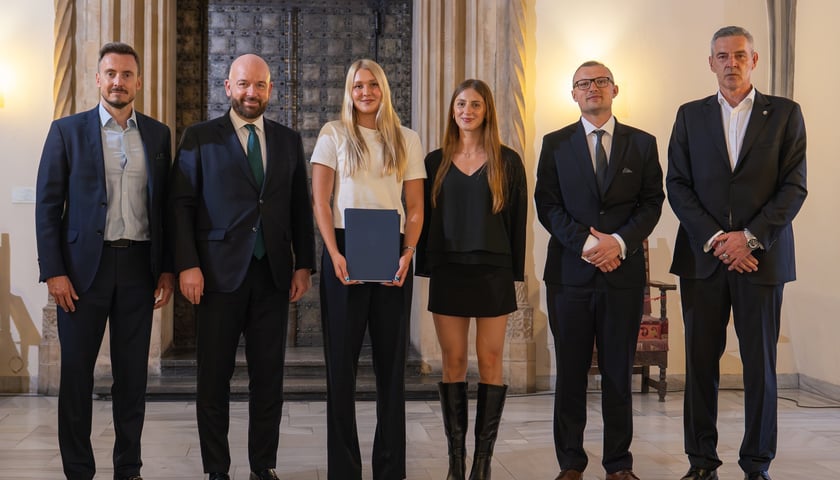 Nagrodzeni sportowcy pozują razem m.in. z prezydentem Wrocławia Jackiem Sutrykiem i wiceprezydentem Wrocławia Mateuszem Żakiem podczas gali rozdania nagród - 10 czerwca 2026 r.
