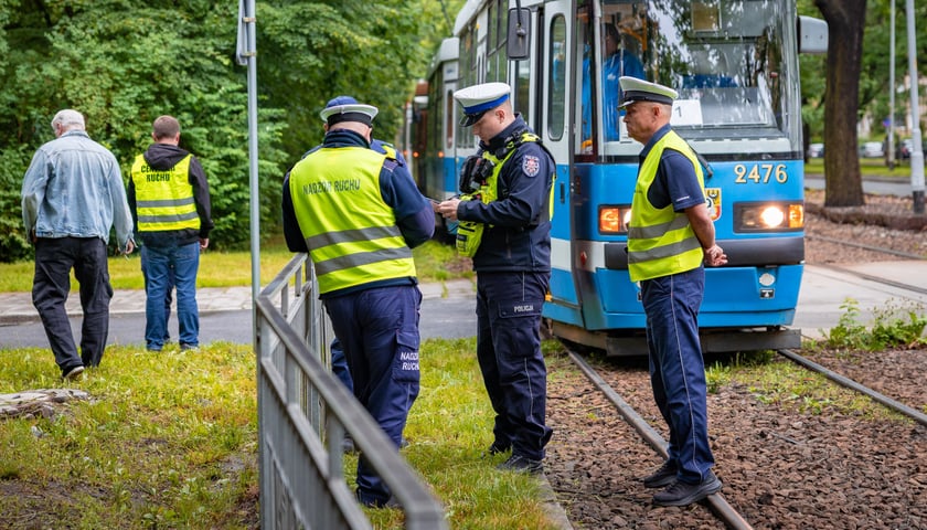 Policjanci i kontroler ruchu na torowisku przy pętli na Biskupinie, widać tramwaj (11 czerwca 2026)