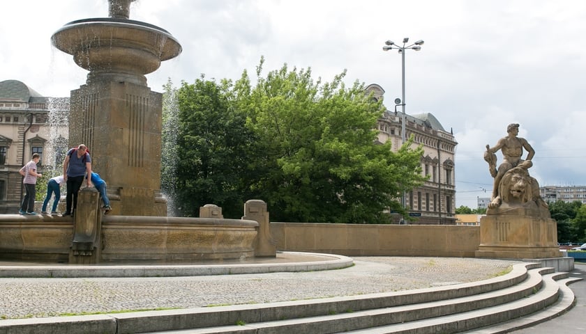 Fontanna Walka i Zwycięstwo na placu Jana Pawła II