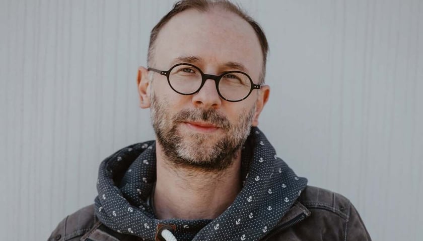 Krzysztof Boczkowski, aktor i reżyser teatralny. Na zdjęciu mężczyzna w okularach