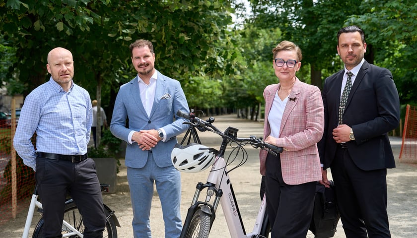 Na zdjęciu od lewej Jacek Mól, dyrektor ZZM, Tomasz Staruchowicz, dyrektor ZDiUM, Monika Kozłowska-Święconek, dyrektor Wydziału Mobilności Miejskiej, Bartosz Nowak, wiceprezes Wrocławskich Inwestycji na Promenadzie Staromiejskiej
