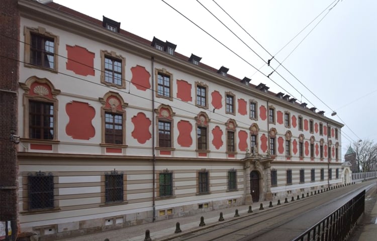 Przeprowadzka biblioteki na Piasku – kto zajmie zabytkowy budynek?