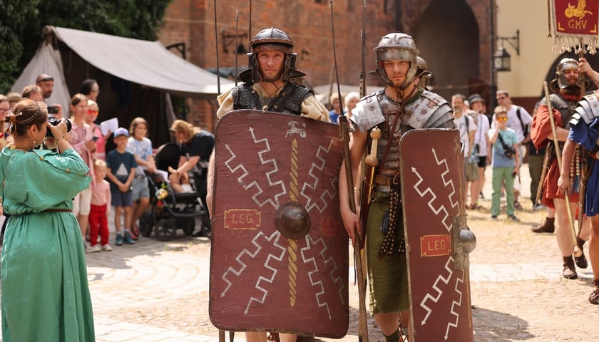 Festiwal archeologiczny w Arsenale: Ludzie Ognia. Na zdjęciu legion rzymski na dziedzińcu Arsenału. Zdjęcie archiwalne