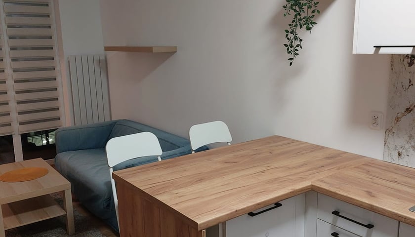 Wnętrze jednego z umeblowanych pokoi w mieszkaniu w zasobach SAN