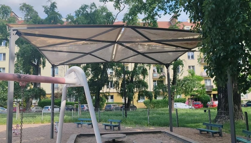 <p>żagiel przeciwsłoneczny nad piaskownicą</p>