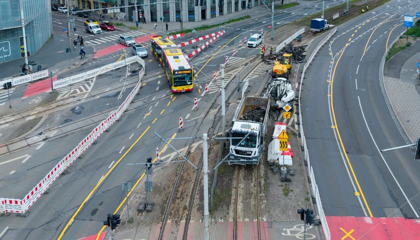 Remont torowiska na Traugutta przy budynku Poczty Głównej. Zdjęcie z poniedziałku 15 czerwca 