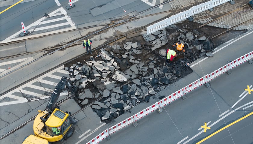 Remont torowiska w rejonie skrzyżowania Traugutta z Krasińskiego. Zdjęcie z poniedziałku 15 czerwca