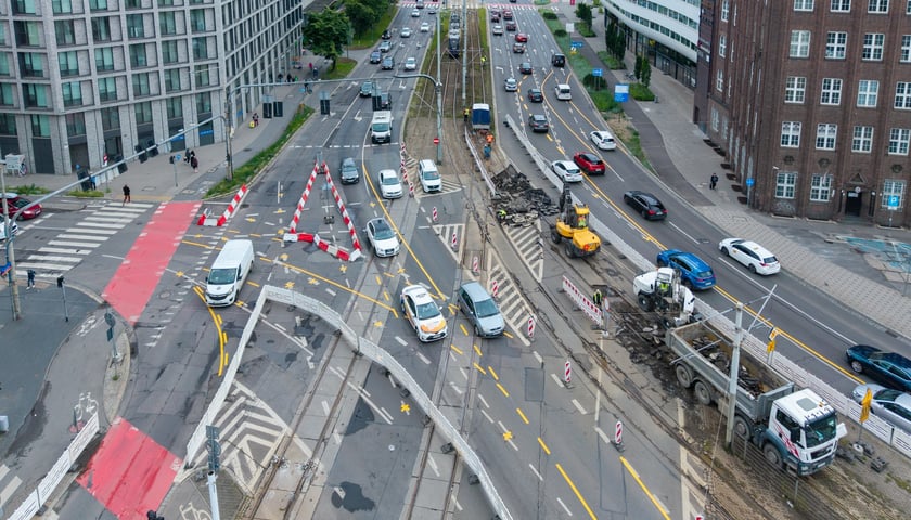Remont torowiska w rejonie skrzyżowania Traugutta z Krasińskiego. Zdjęcie z poniedziałku 15 czerwca
