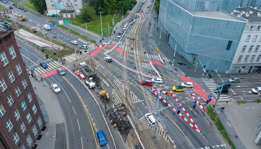 Remont torowiska w rejonie skrzyżowania Traugutta z Krasińskiego. Zdjęcie z poniedziałku 15 czerwca