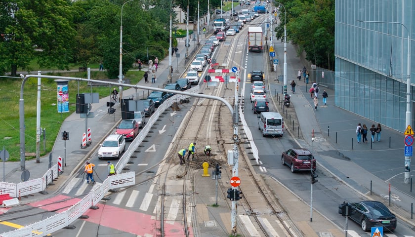 Remont torowiska w rejonie skrzyżowania Traugutta z Krasińskiego. Zdjęcie z poniedziałku 15 czerwca