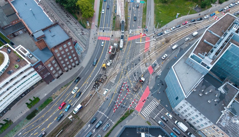 Remont torowiska w rejonie skrzyżowania Traugutta z Krasińskiego. Zdjęcie z poniedziałku 15 czerwca