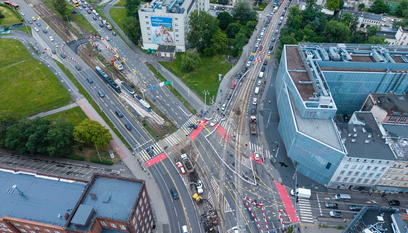 Remont torowiska w rejonie skrzyżowania Traugutta z Krasińskiego. Zdjęcie z poniedziałku 15 czerwca