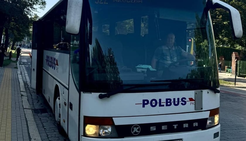 Autobus Polbus-PKS na przystanku (zdjęcie ilustracyjne)