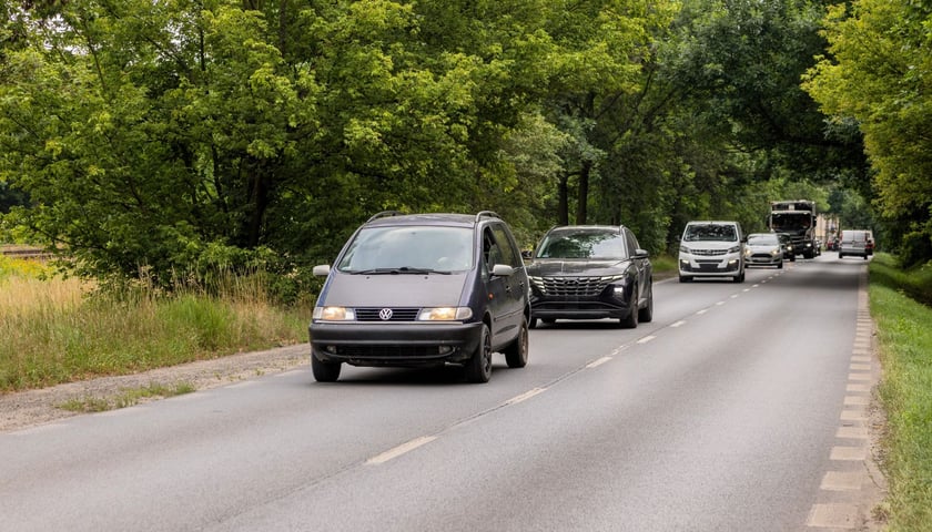Ulica Mościckiego na Brochowie - jedna z ulic pełniących rolę tranzytową przenosząc ruch spod Wrocławia do centrum miasta, choć jej parametry temu nie sprzyjają  