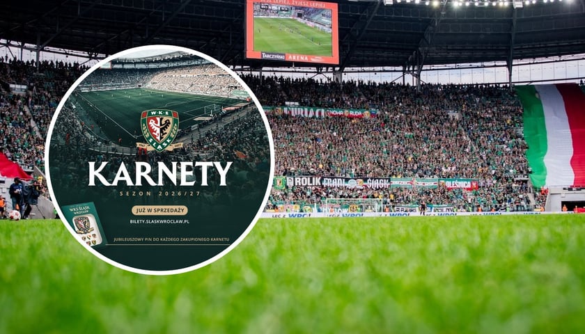 Widok na zapełniony sektor kibiców podczas meczu Śląska Wrocław na Tarczyński Arenie, w kółeczku plakat zapowiadający sprzedaż karnetów na sezon 2026/2027