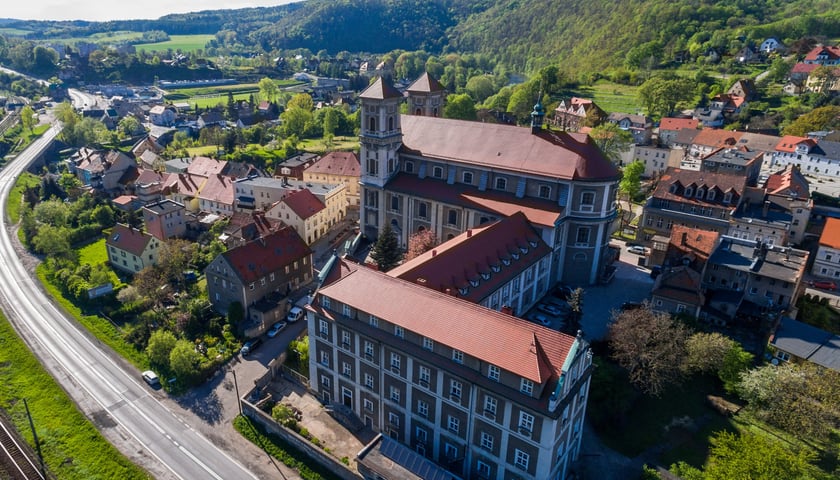 Panorama Barda z widokiem na bazylikę