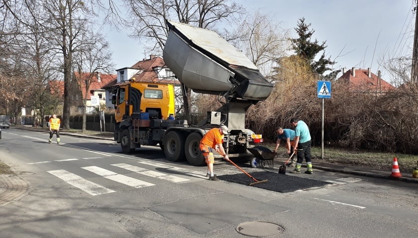 Naprawa jezdni na ul. Czekoladowej, alternatywnej dla Karkonoskiej w dojeździe do Bielan Wrocławskich