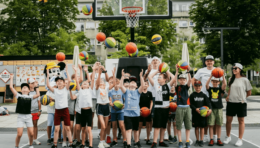 #KoszeWeWro 2025 - Wrocław Gra w Koszykówkę na Nowym Targu - 24 czerwca 2025 r. Uczestnicy turnieju na grupowym zdjęciu