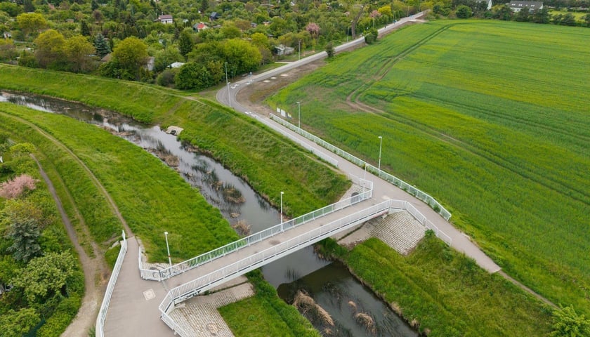 Widok z lotu ptaka na kładkę nad Ślęzą, która łączy Muchobór Mały i Wielki