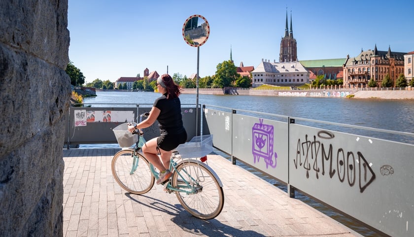 Przejazd rowerowy i pieszy pod Mostem Pokoju jest częścią promenady na Odrą. Jadąc tędy można podziwiać panoramę Ostrowa Tumskiego.
